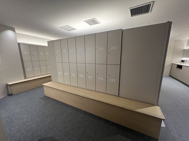フィンランドのサウナ施設をイメージしたベンチのような長椅子がロッカー前にある