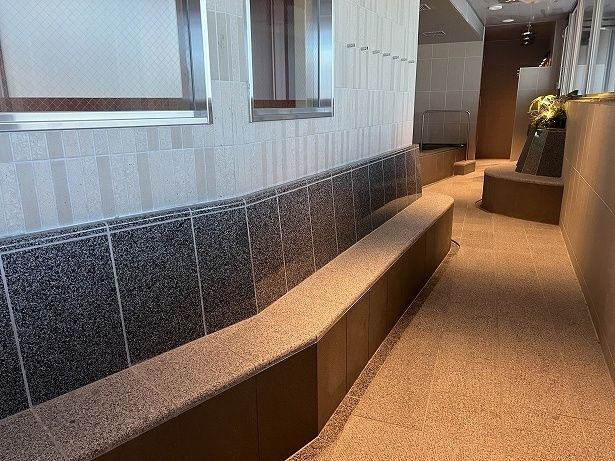 温かいお風呂の前や「MAALI」の壁面にもベンチがある