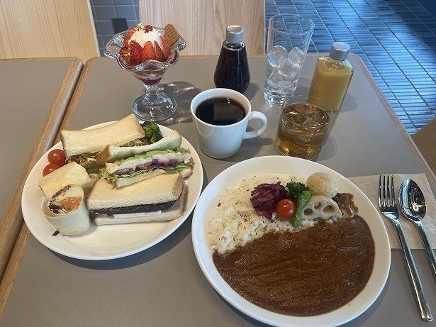 サウナを利用しなくても併設のカフェで一部メニューが食べられる