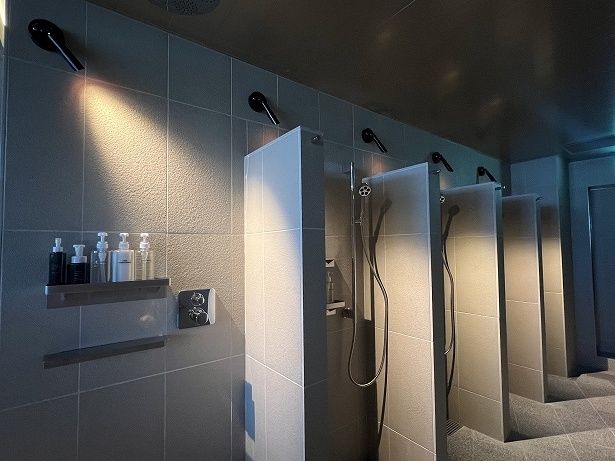 浴室中央部分にあるシャワーブースのシャワーは手持ちタイプも