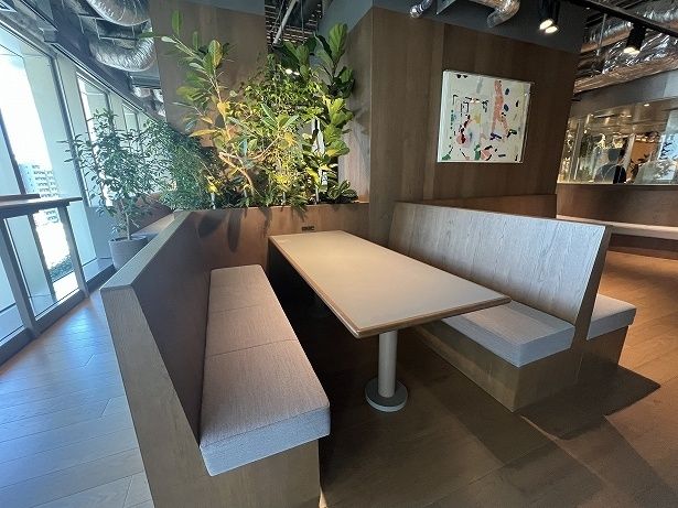 食事やドリンクが楽しめるレストランエリア