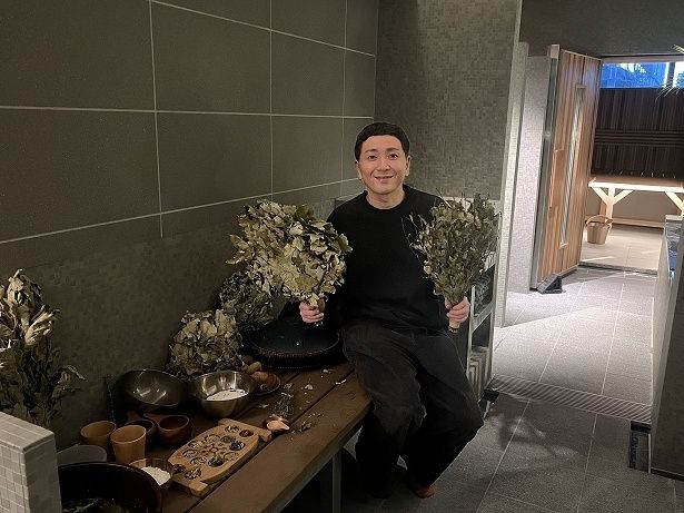 サウナ大好き芸人で、数々のサウナ関連の資格をもつマグ万平さんはウィスキングマイスターでもある