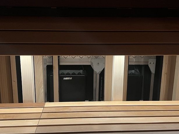 座面の奥にストーブが見える