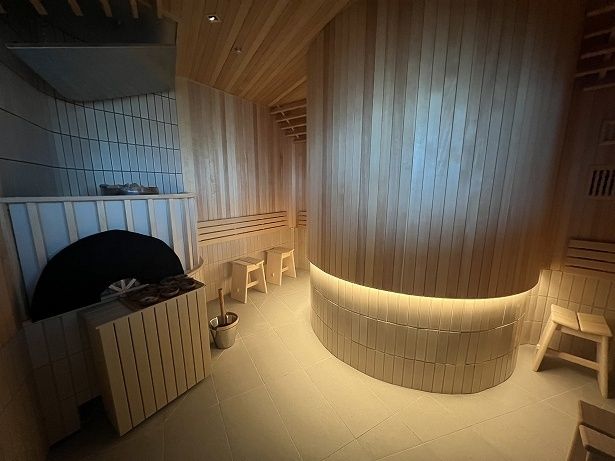 丸く大きな柱が特徴的な「MAALI」には1人掛けの椅子が並ぶ