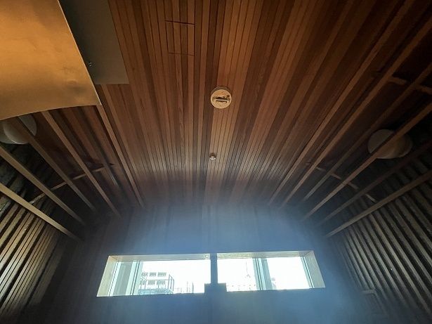 サウナ室の天井は丸くなっていて蒸気や香りが回りやすい