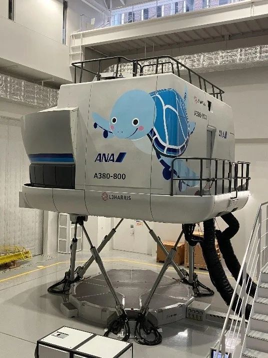 羽田空港格納庫で担当者の説明を受ける岡山理科大学の学生