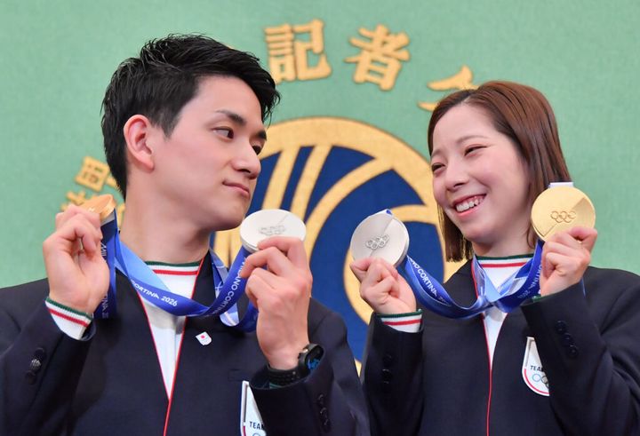 ミラノ・コルティナ冬季五輪のフィギュアスケート・ペアで日本勢初の金メダルを獲得した「りくりゅう」こと三浦璃来選手（24）と木原龍一選手（33）＝木下グループ＝が25日、東京・内幸町の日本記者クラブで記者会見。司会者からのド超級な質問にもさっそうと対応して金メダリストの余裕を見せると、SNSでも共感の声があがりました。