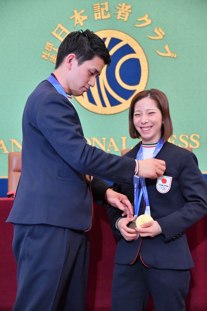 記念撮影にのぞむ木原龍一選手と三浦璃来選手＝25日午後、東京都千代田区（三尾郁恵撮影）