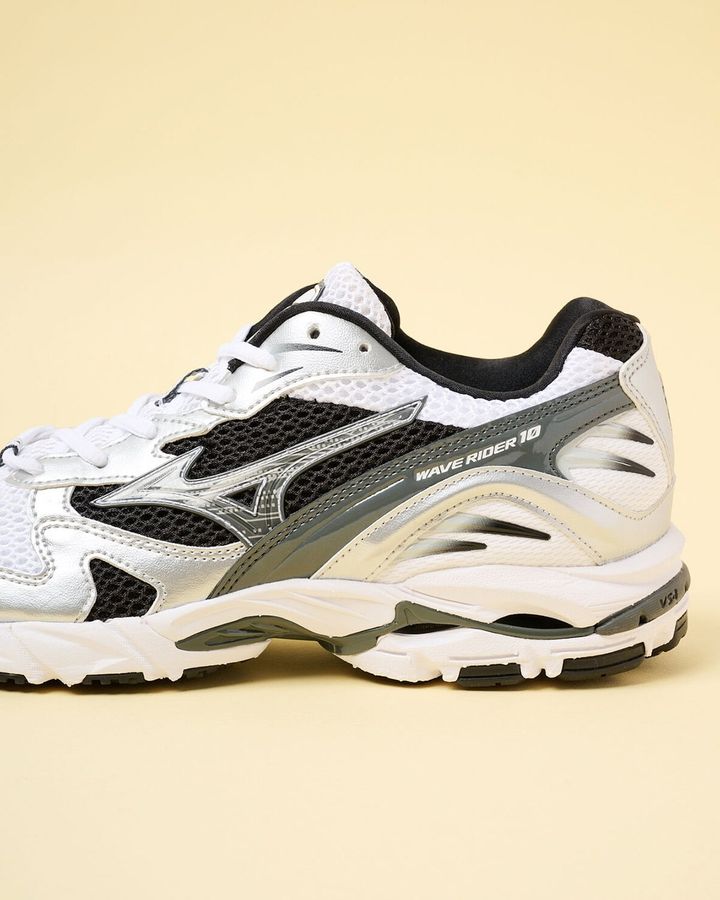 ミズノのスニーカー〈WAVE RIDER 10〉