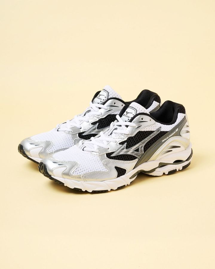 ミズノのスニーカー〈WAVE RIDER 10〉