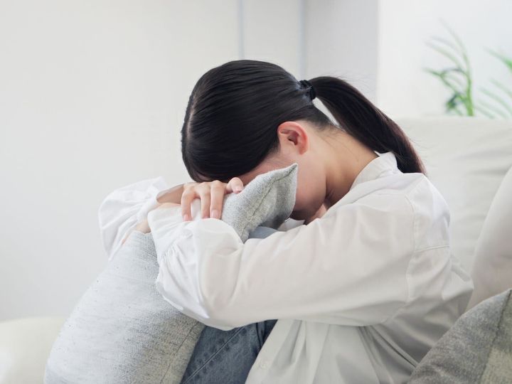 【精神科医が回答】震災のニュースを見て涙が出るのは、心が弱いからではありません。つらい情報に接したときの自然な心の反応と、日常生活を守るために大切なことを分かりやすくお伝えします。