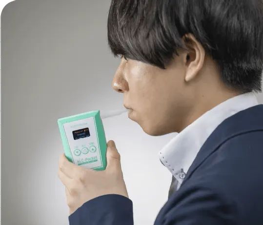 ALC-Pocketでアルコールチェックを行う使用イメージ