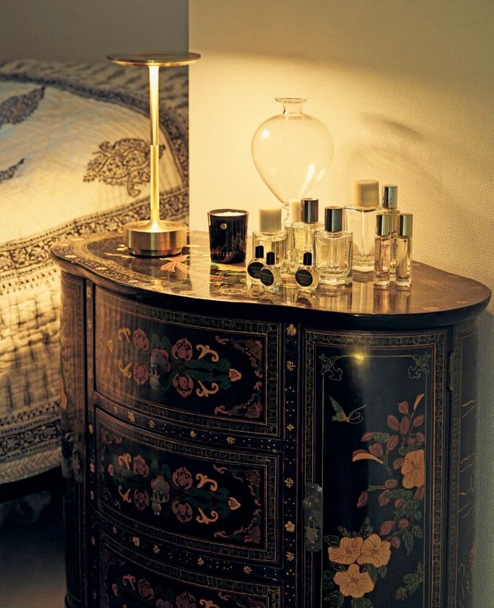 ベッドの傍らには、中国のヴィンテージのサイドテーブルを配置。異国の異なるテイストのものが調和している。