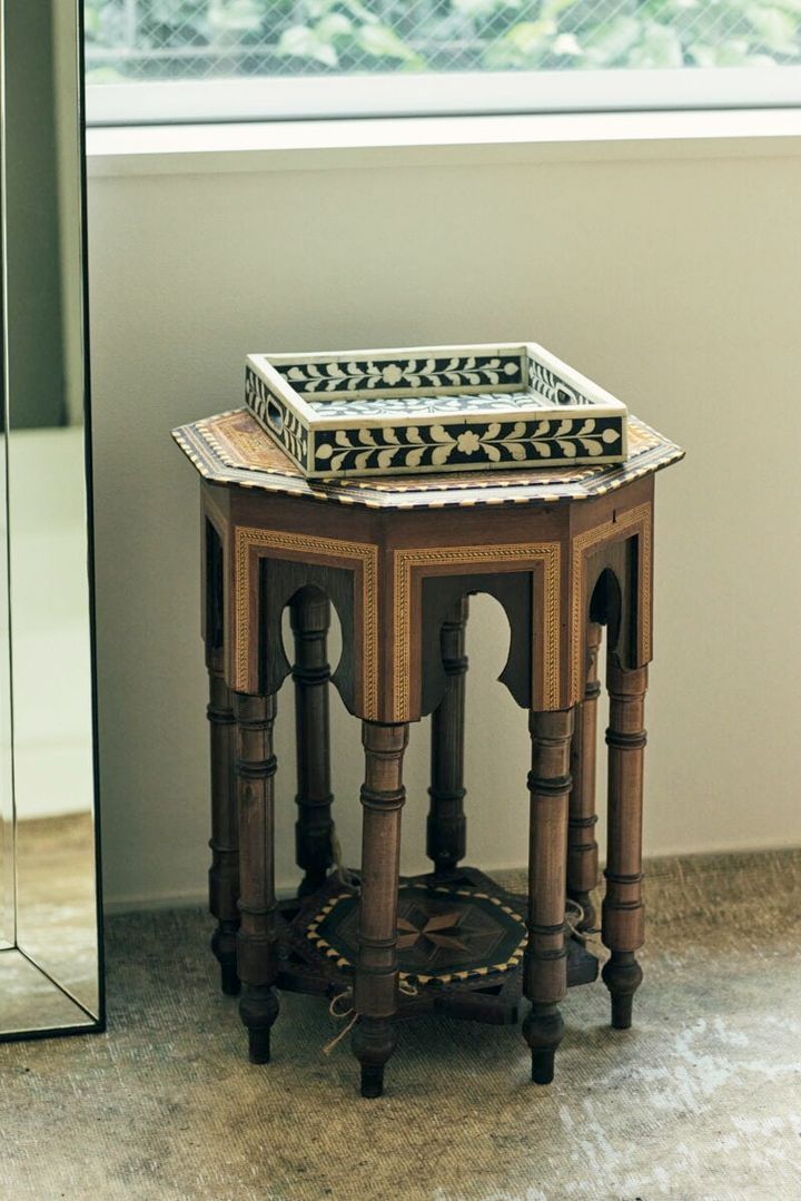 サイドテーブルとマーブルトレイはインドのヴィンテージ。