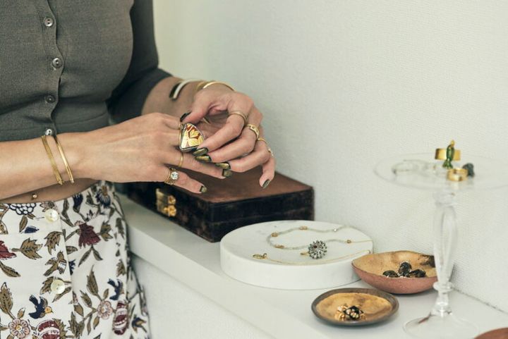 ジュエリーコーナーには、能登半島地震で破損した錦山窯の九谷焼の陶片を用いたコラボジュエリーが。