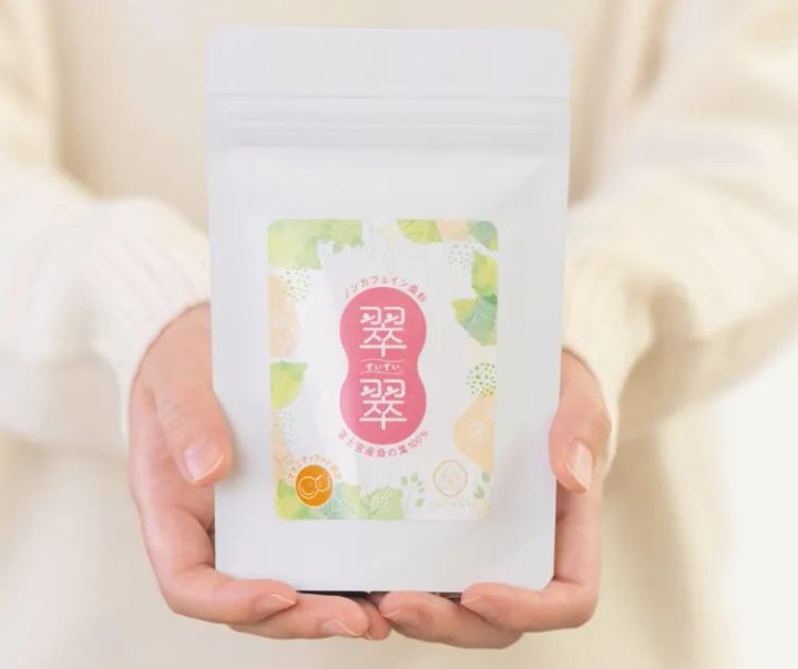 翠翠-suisui-のパッケージを手に持つ商品イメージ