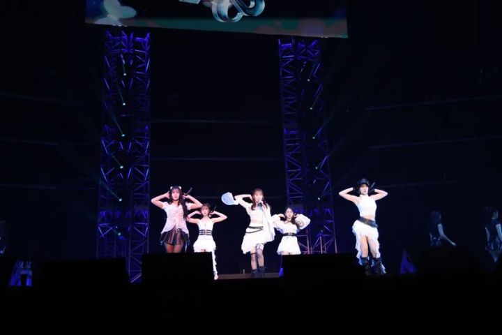 KARAのメンバーが白黒衣装でダンスパフォーマンスする様子