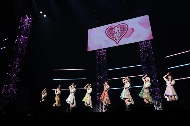 私立恵比寿中学のメンバーが横一列でパフォーマンスするステージ