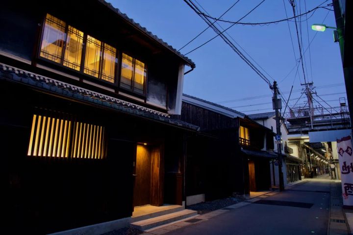 夕景の町屋外観と灯りが続く長浜の通り