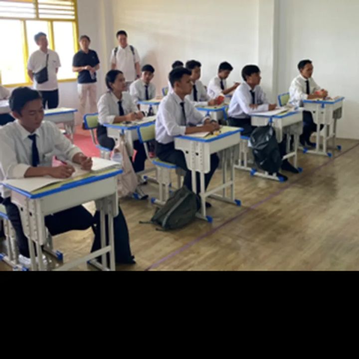 インドネシアの教室で行われた視察風景