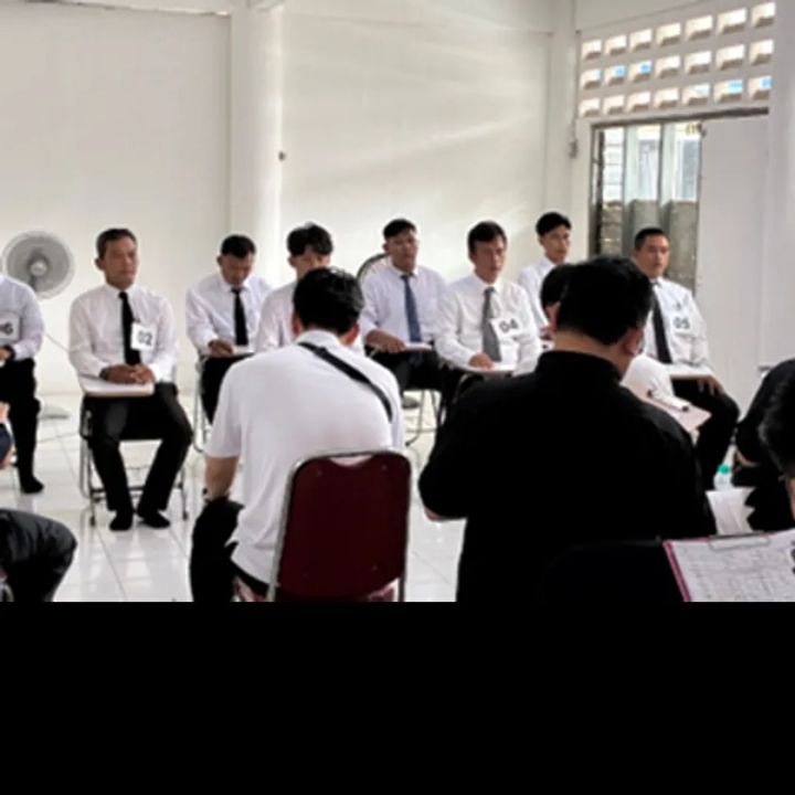 番号札を付けた候補者の集団面接風景