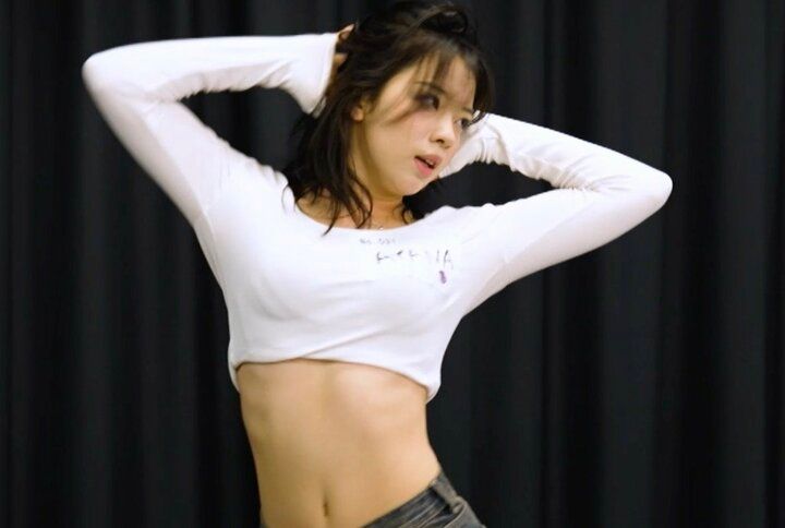 【写真・画像】「すごいセクシー」「可愛い！」大物審査員が動き出した！18歳美女に釘付け 1枚目