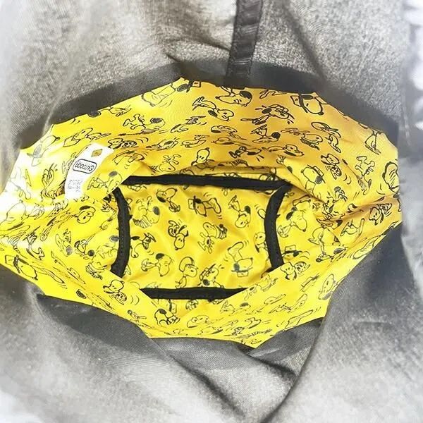 バッグ内側のイエロー総柄と内ポケットの俯瞰写真