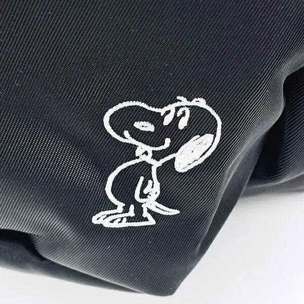 黒生地に白いスヌーピー刺繍が入ったバッグのディテール