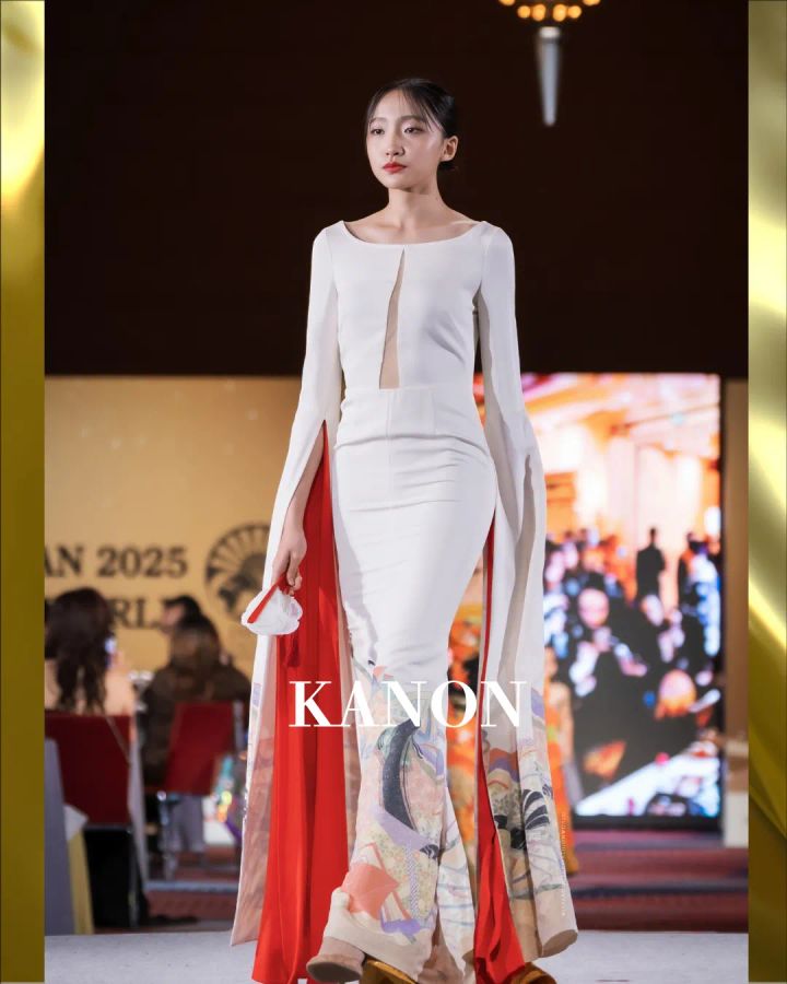 白ドレスに和柄を合わせたランウェイルック