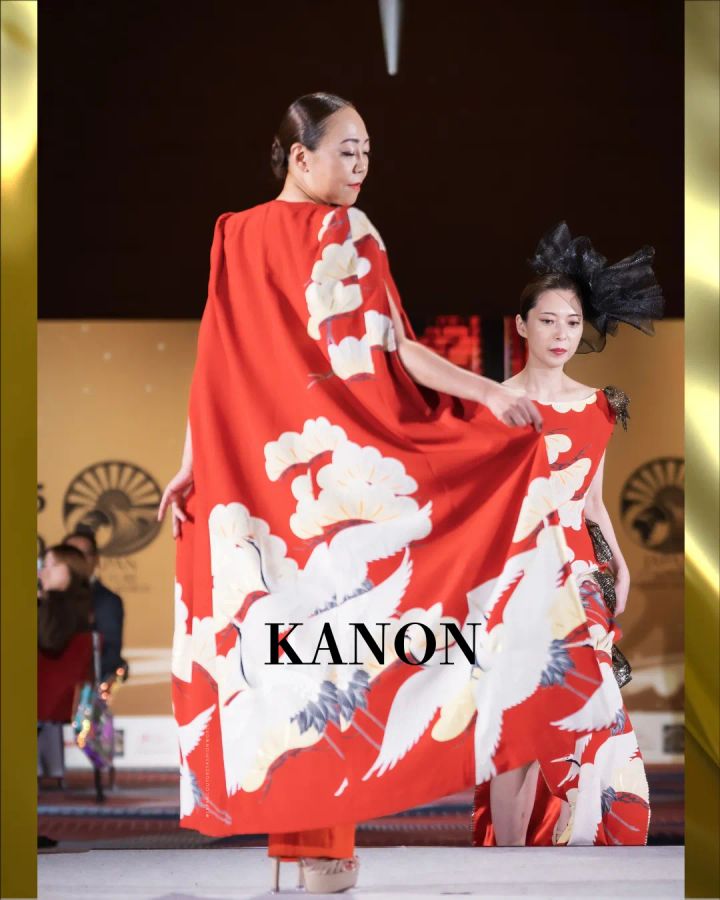 赤の和柄衣装で歩く2名のモデル