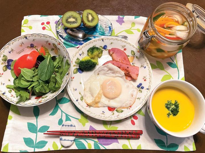 ベビーリーフのサラダにベーコンエッグ、スープ、キウイフルーツ。野菜の酢漬けはドレッシング代わりにサラダにのせて。