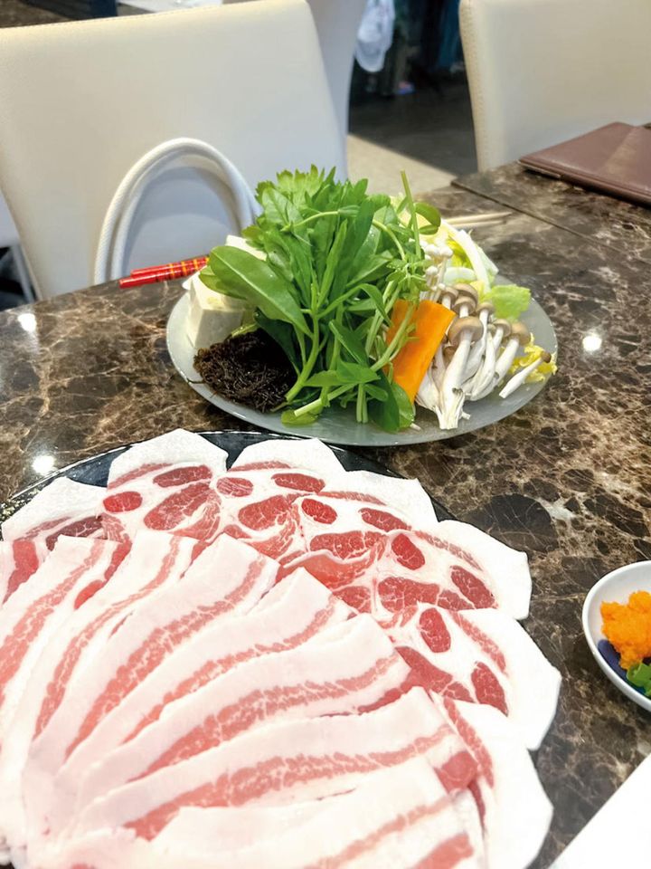 宮古島「しゃぶ庵」の豚しゃぶは、パイナップルを飼料として育てた豚「パイとん」の脂が甘く、松原さんのお気に入り。