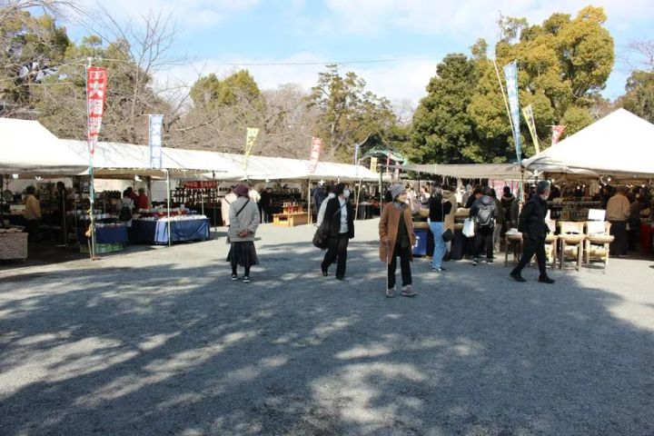 参道沿いに並ぶ全国大陶器市のテント