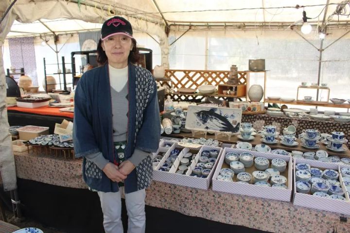 陶器市テント内に並ぶ多彩な器