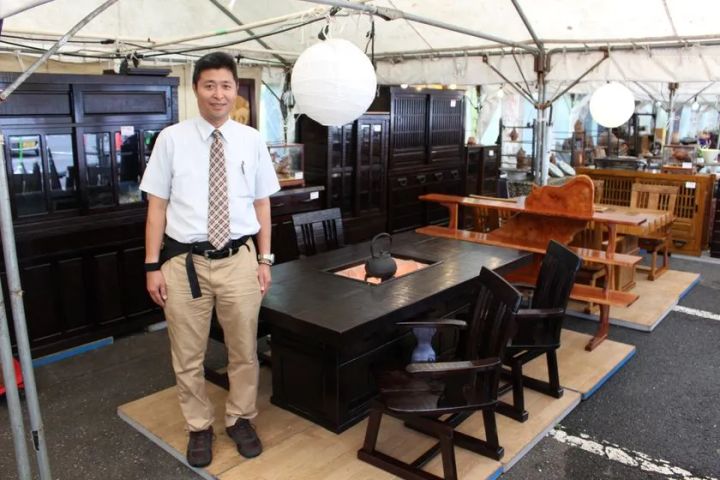 全国大陶器市会場内の民芸家具展示