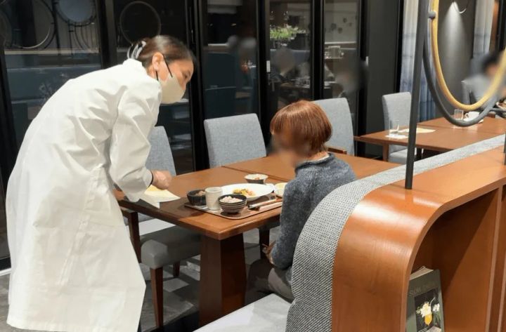 レストラン空間で減塩メニューが提供される実食イベントの様子