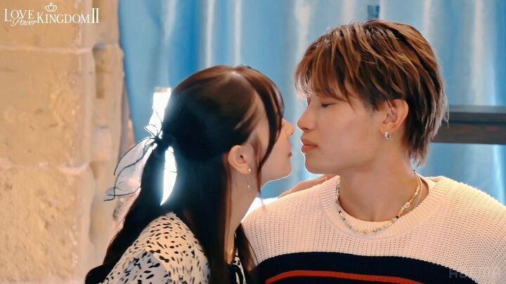 【写真・画像】“マシュマロボディ”27歳ショーダンサー、ベッドの上でラブラブな”両思いキス”！ イケメン俳優と「大好き」「恥ずかしい」 1枚目