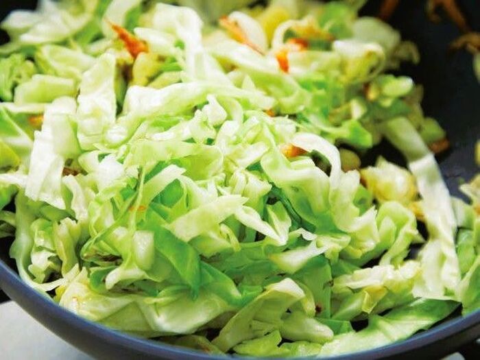 北京生まれの料理家の、とっても美味しい「キャベツ炒め」の作り方。桜えびの香りを移した「桜えび油」で炒めてください♪