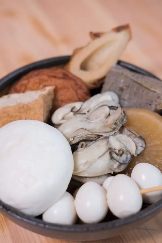 牡蠣や大根など具材が盛られたご当地おでんの盛り合わせ