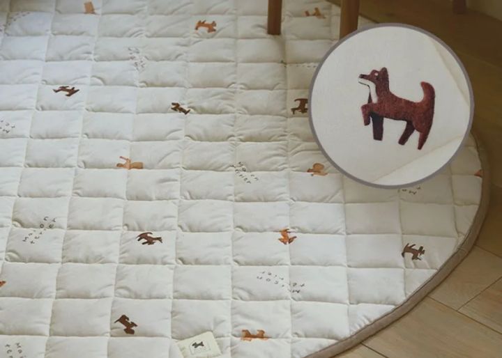 犬モチーフが散りばめられた円形キルトラグの使用イメージ