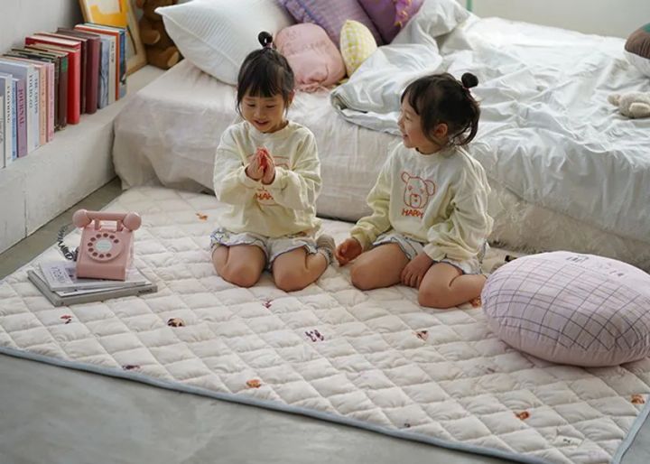 Maison terrierコラボ おやつ犬プリントキルトラグのメインビジュアル