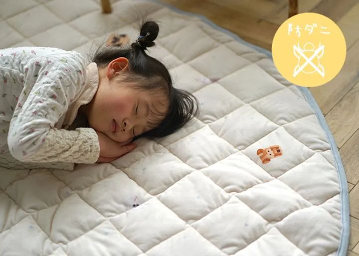 子どもが寝転べるやわらかなキルトラグと防ダニ機能のイメージ