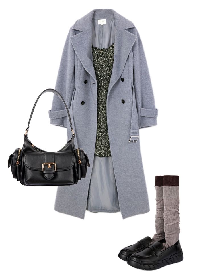 ラメ入りニットドレスにグレーのロングコートを重ね、リブソックスとローファーを合わせた冬コーデ。華やかなドレスをスクールムードな足元でハズしつつ、コートであたたかさと全体のトーンをニュートラルにまとめたスタイリング。
