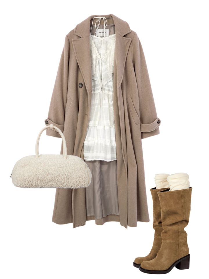 レトロなレースドレスにAラインのフレアコートを羽織り、透け感ソックスとブラウンブーツを合わせた冬コーデ。エアリーな素材感にロングコートであたたかさを添えた、シティムードなスタイリング。