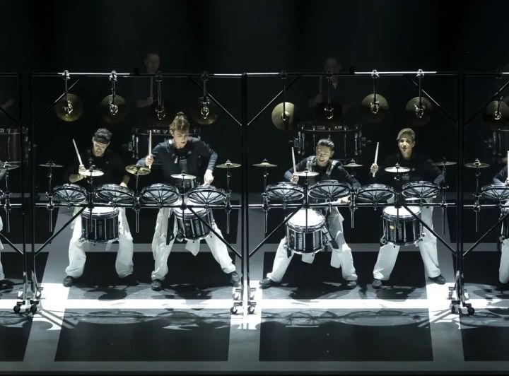 打楽器奏者による迫力あるパフォーマンスシーン