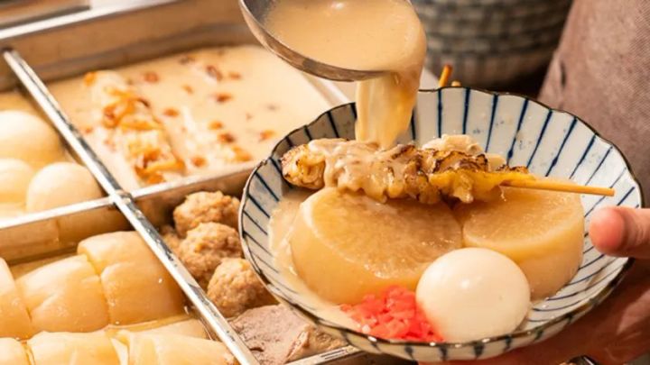 白濁した豚骨スープで煮込むおでん鍋