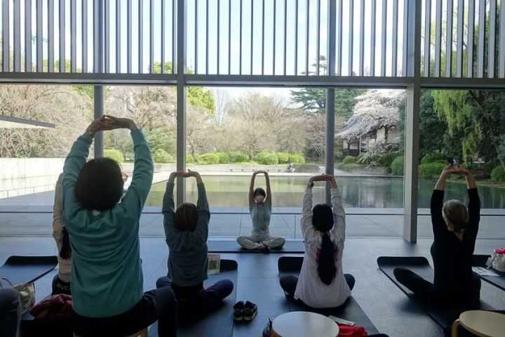 法隆寺宝物館で実施されるお花見ヨガの様子