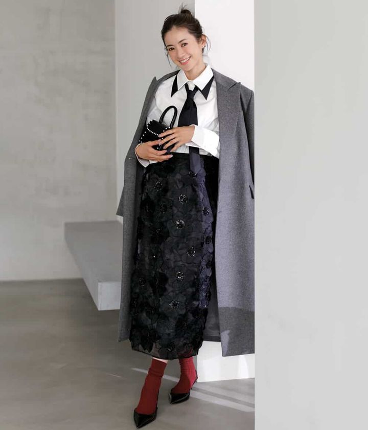 高垣麗子 黒スカート 白シャツ ネクタイ グレーコート コーデ