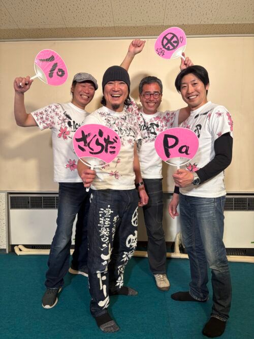 右から、エレキギター・海田岳さん、ドラム・わだみつひろさん、ボーカル・鉄マンさん、ベース・石鍋秀明さん