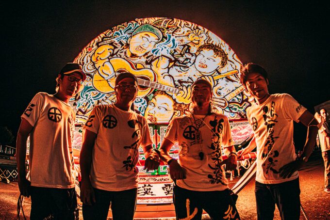 2024年の「黒石ねぷた祭り」に出陣した「ホイドーズねぷた」とメンバー